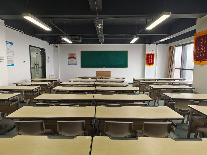 曾倩,公司经营范围包括:一般项目:教育咨询服务(不含涉许可